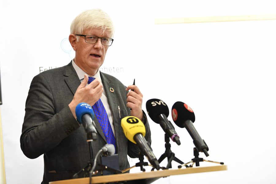 Folkhälsomyndighetens generaldirektör Johan Carlson talar vid en pressträff på måndagen då han bland annat sa att myndigheten höjer risken för allmän spridning av coronaviruset i Sverige från "låg" till "måttlig".