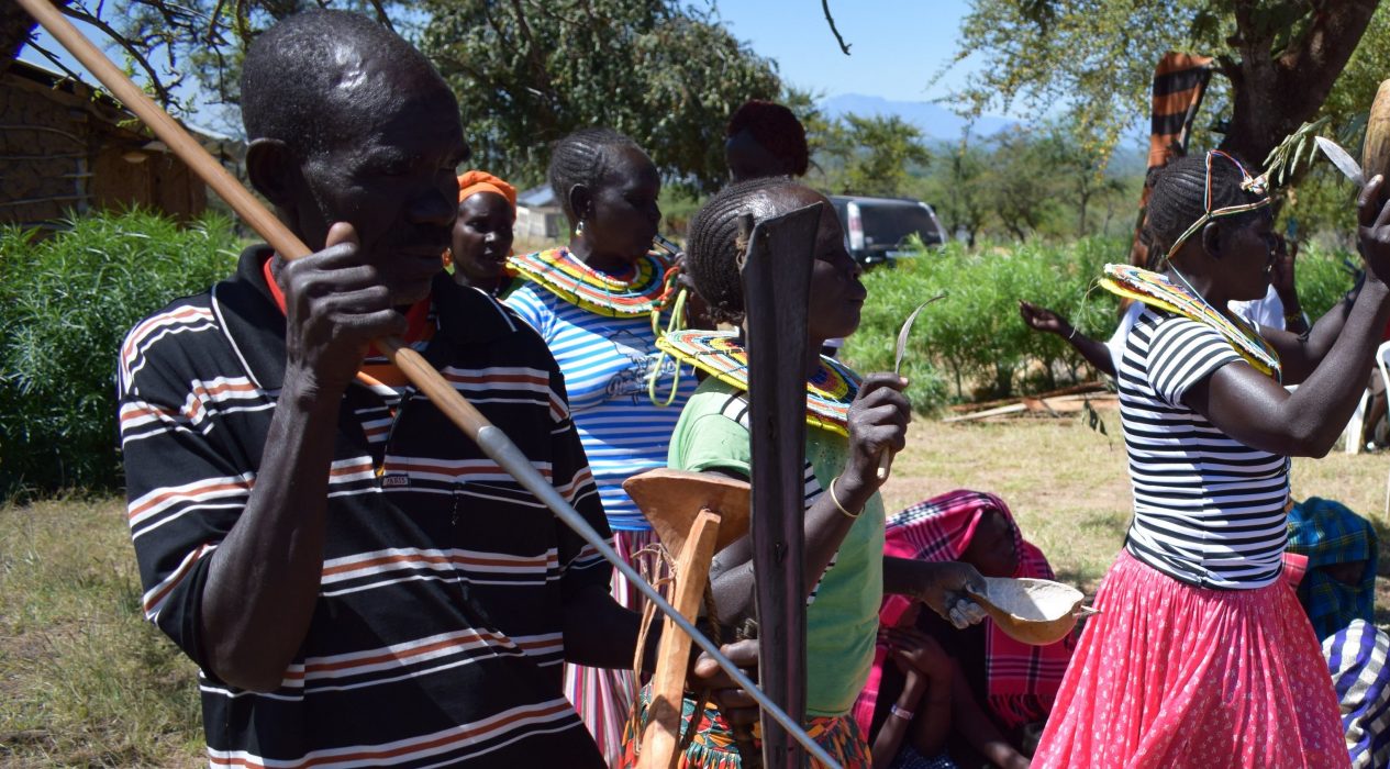 Medan en flicka i Västra Pokot könsstympas står hennes pappa vakt beväpnad med ett spjut, för att se till att ritualen genomförs som planerat.