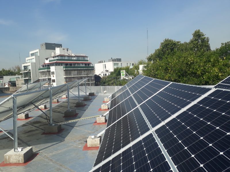 Solarpanelerna täcker nästan hela taket på gymnasieskolan Antonio Devoto i Buenos Aires.
