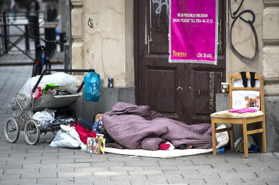 I Stockholm lever omkring 350 personer i akut hemlöshet.