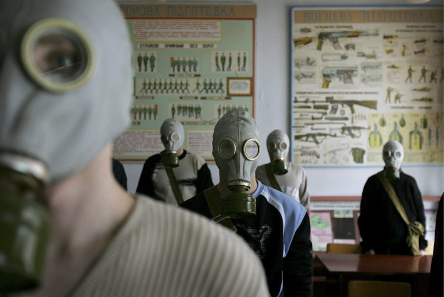 Säkerhetsövning i en skola strax utanför den avstängda zonen kring Tjernobyls kärnkraftverk i Ukraina.