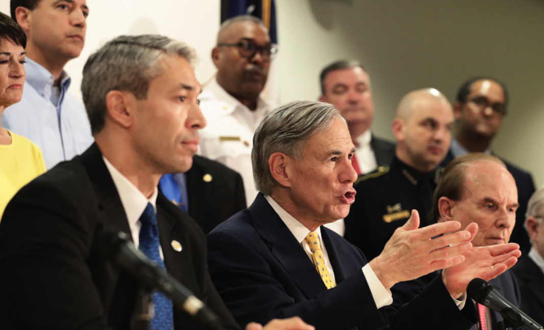 Texas guvernör Greg Abbott (i mitten) skrev i helgen under beslutets att ställa in delstatens aborter.