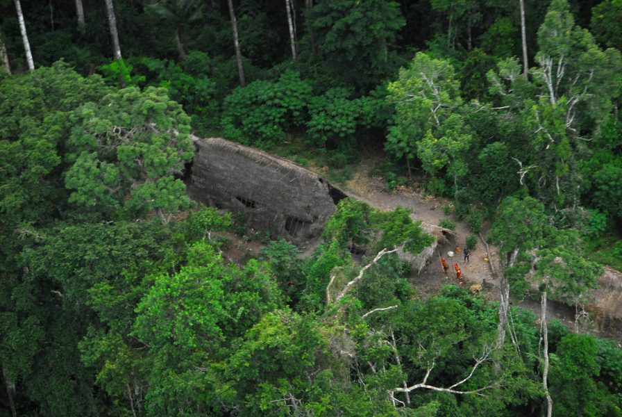 Bild tagen över en isolerad ursprungsbefolkning vid brasilianska Envirafloden nära gränsen mot Peru.