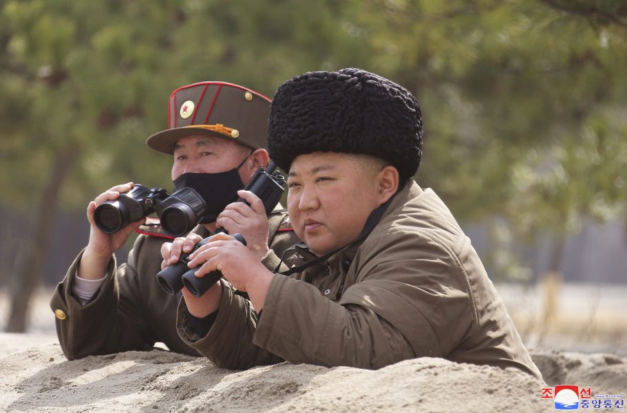 Bild från den statliga nordkoreanska nyhetsbyrån KCNA som sägs visa diktatorn Kim Jong-Un under landets senaste provskjutning på måndagen.