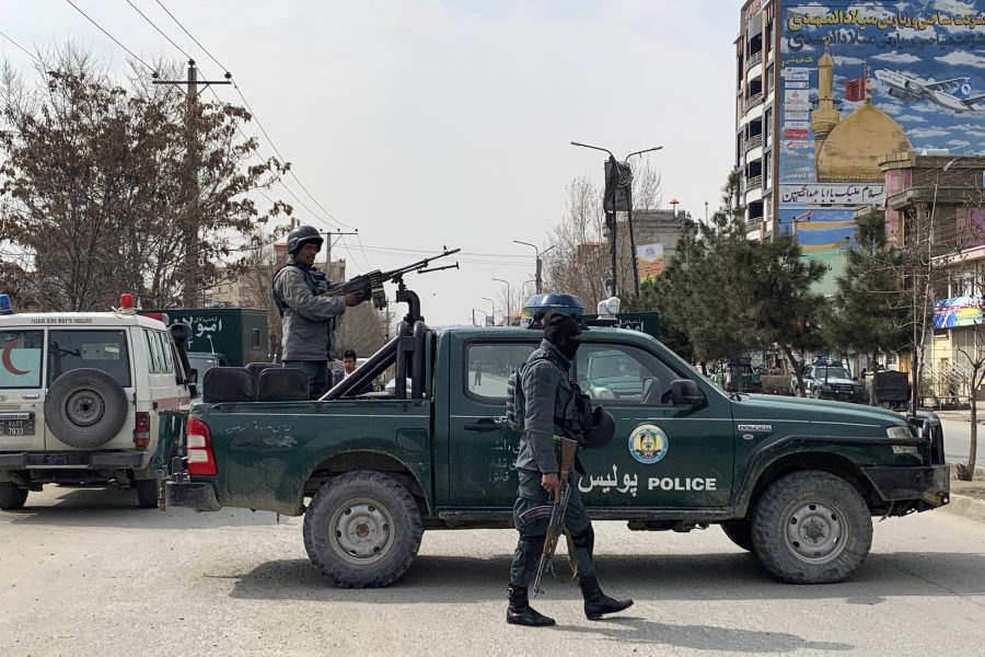 Säkerhetsstyrkor anländer till platsen där tiotals dödades och skadades i en attack i Kabul på fredagsmorgonen.