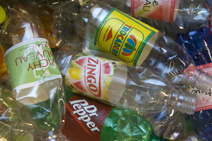 Att tillverka kläder av gamla plastflaskor är ingen miljövinst.