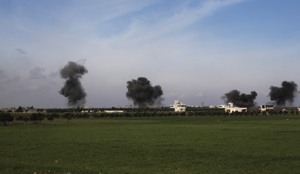 Rök stiger från staden Saraqib i den syriska provinsen Idlib efter strider på torsdagen.