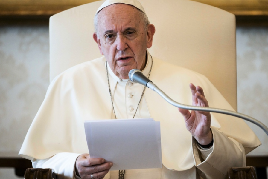 Påve Franciskus är för små gester av närhet och mot skattesmitning.
