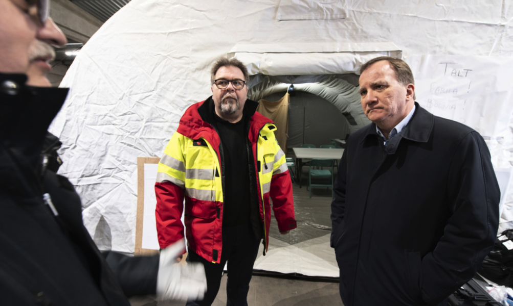 Bert Solberg och Tord Norrby på MSB:s lager i Kristinehamn visade statsminister Stefan Löfven (S) vilka tillgångar som finns på lagret.