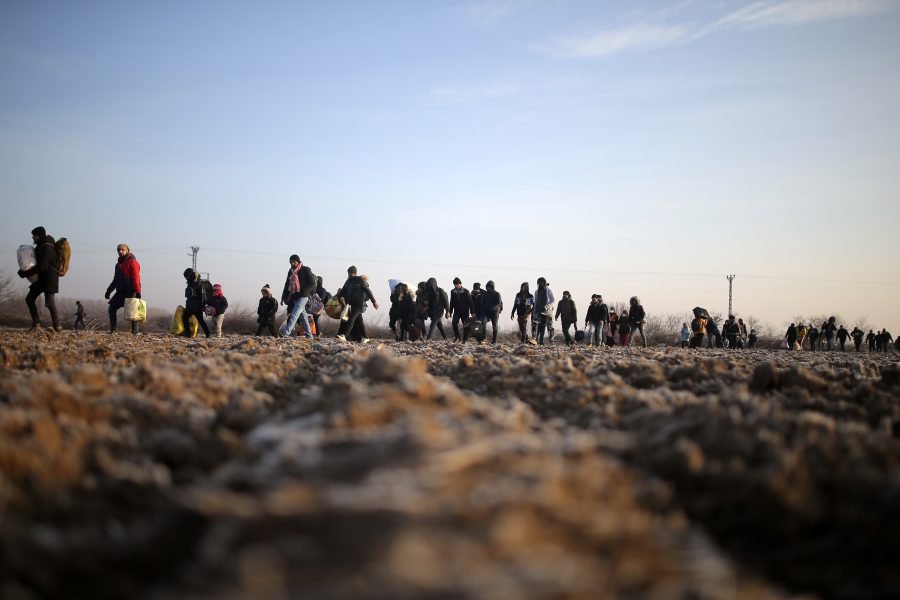 Migranter i Turkiet på väg mot gränsen till Grekland och gränsövergången Pazarakule, Edirne.