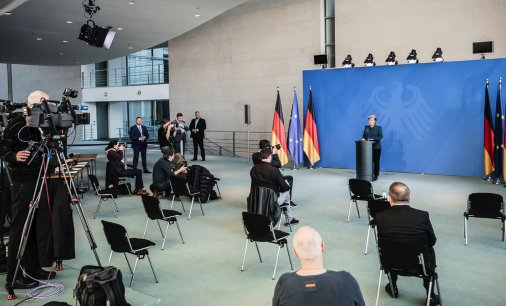 Journalister håller distans när Tysklands förbundskansler Angela Merkel har presskonferens i coronatider.