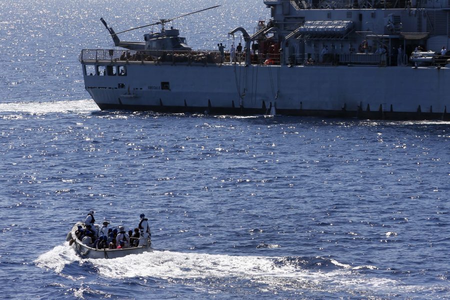 Migranter tas om hand på Medelhavet 2016 under sjöinsatsen Sophia.