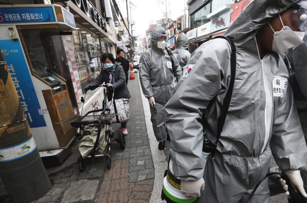 Soldater i skyddsutrustning i Seoul i Sydkorea.