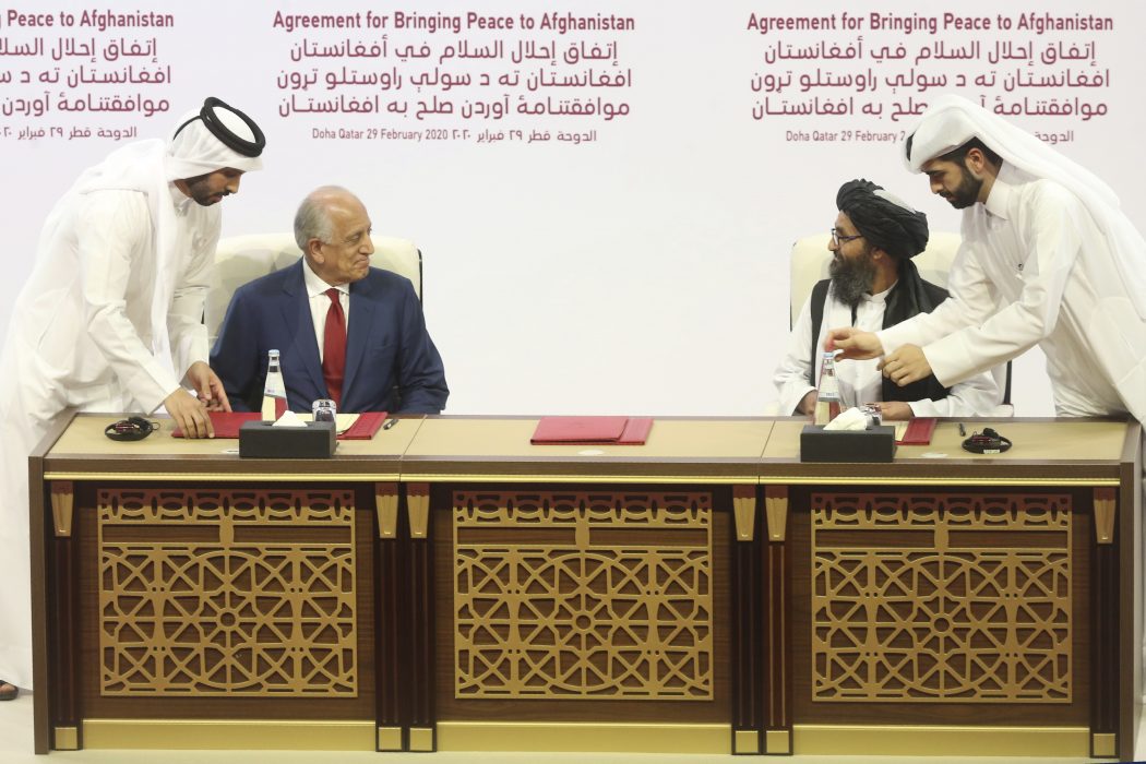 USA:s sändebud Zalmay Khalilzad och talibanernas högste politiske ledare mulla Abdul Ghani Baradar skrev under avtalet i Doha, Qatar, i lördags.