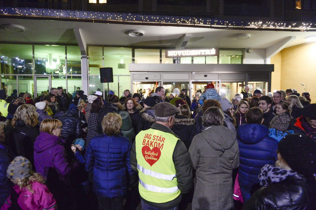 Protester vid Sollefteå sjukhus efter beskedet om nedläggningen av BB.