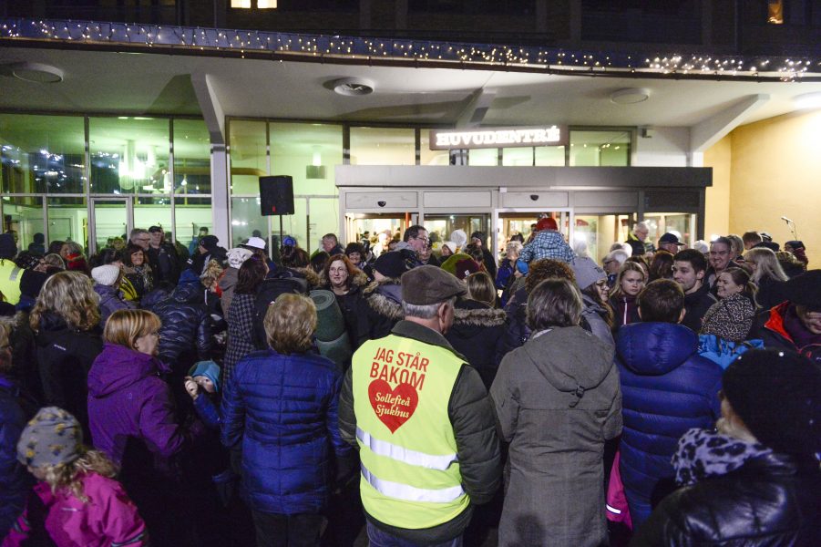 Protester vid Sollefteå sjukhus efter beskedet om nedläggningen av BB.