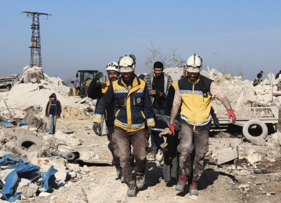 Räddningsarbetare bär en bår med ett dödsoffer efter att ett bostadshus i Idlib träffats och förstörts i ett ryskt flyganfall på torsdagen.