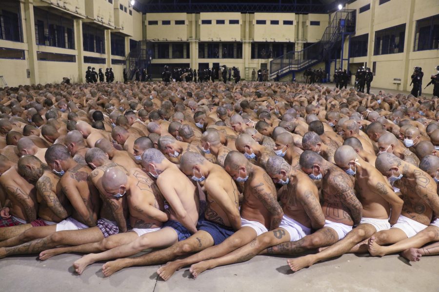 En av bilderna på den kollektiva bestraffningen i fängelserna som Nayib Bukeles stab publicerat.