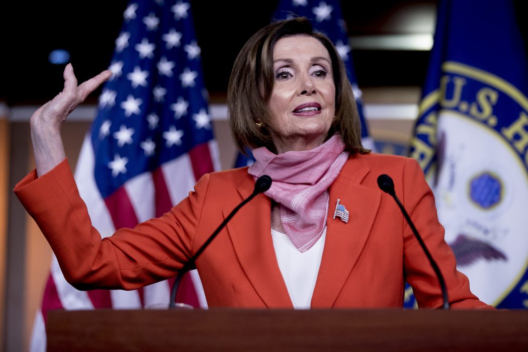 Nancy Pelosi ger Joe Biden sitt stöd.