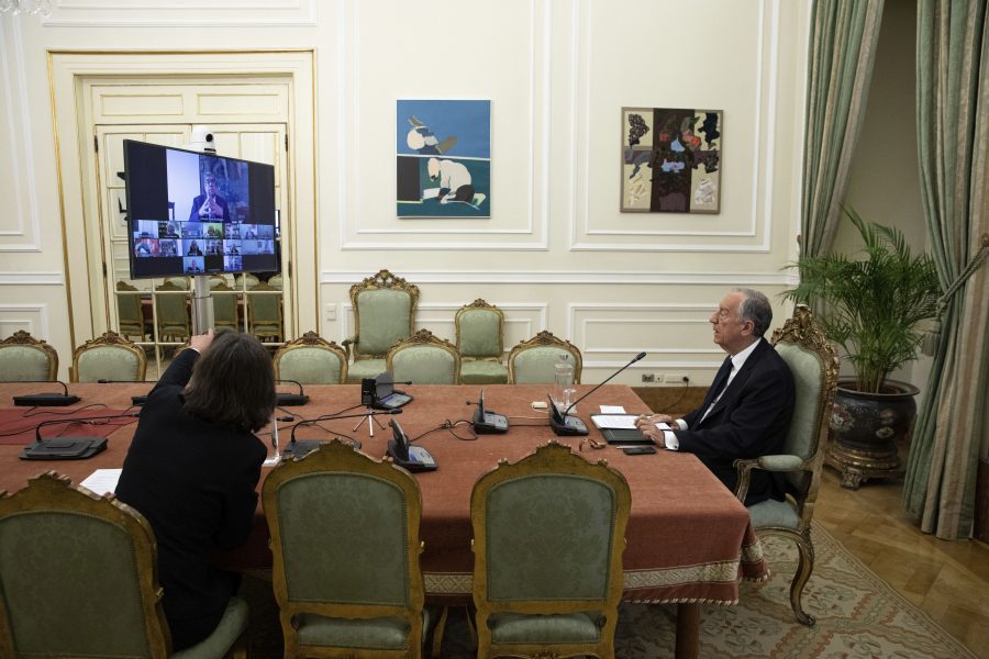 Den portugisiske presidenten Marcelo Rebelo de Sousa håller videokonferens.