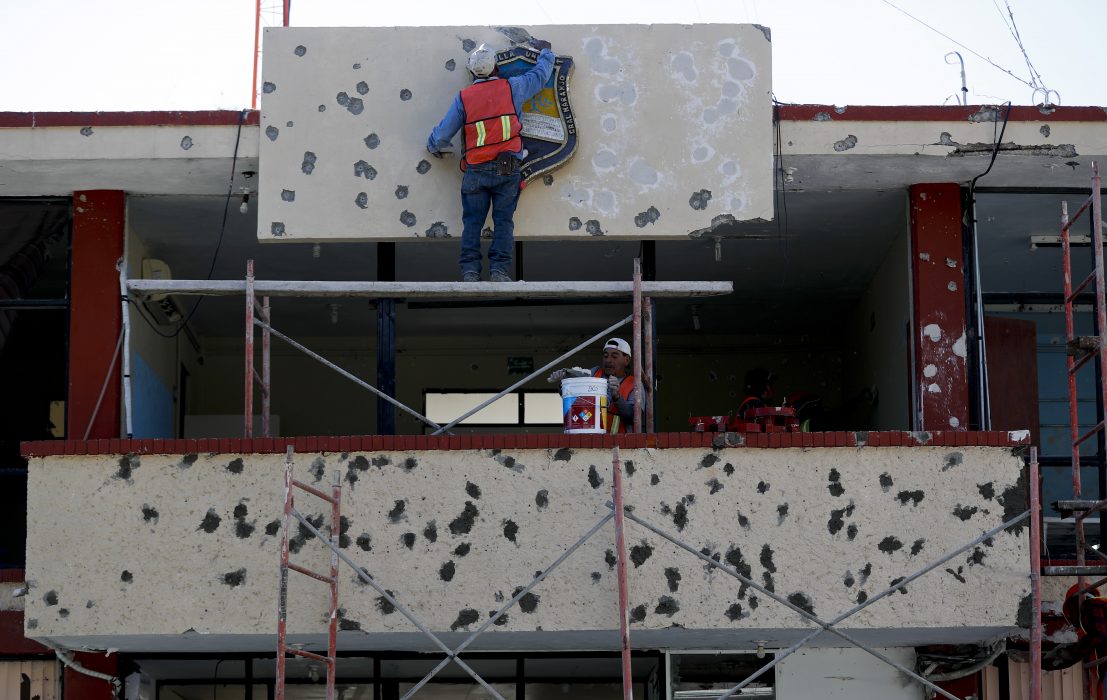 Fasaden till statshuset i Coahuila repareras efter en blodig massaker i vilken 22 personer förlorade sina liv i december 2019.