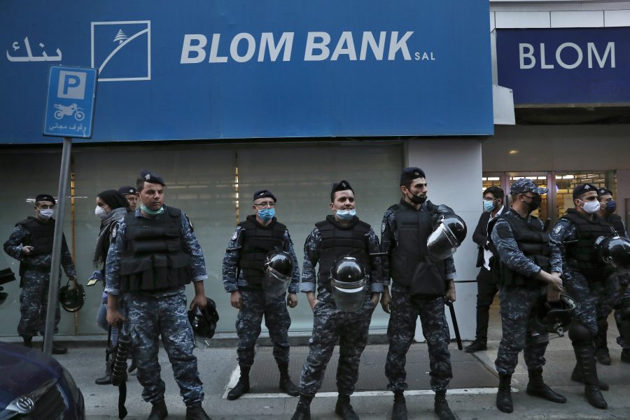 Bankerna ses som en symbol för den finansiella och ekonomiska krisen och blir ofta en måltavla för demonstranters ilska i Libanon.
