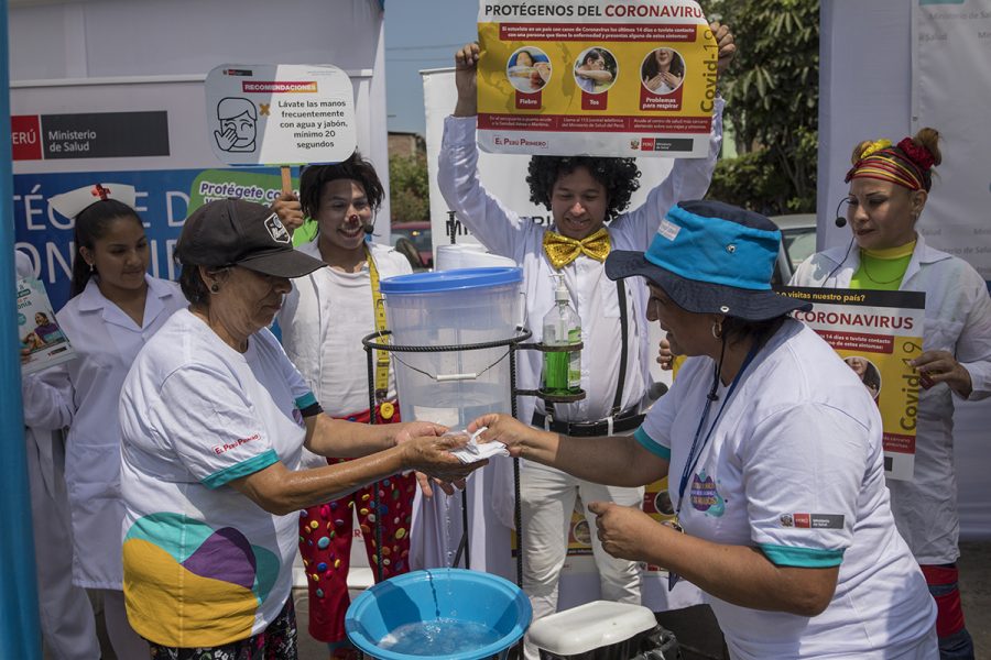 Hälsoministeriet i Peru informerar äldre i Lima om hur man bäst tvättar händerna för att undvika att smitta och smittas med corona.