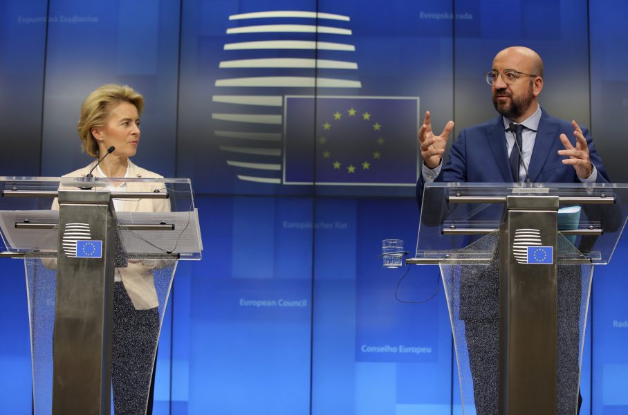 EU-kommissionens ordförande Ursula von der Leyen (till vänster) och permanente rådsordföranden Charles Michel (till höger) laddar för att presentera en strategi för hur EU-länderna ska återgå till det normala igen.