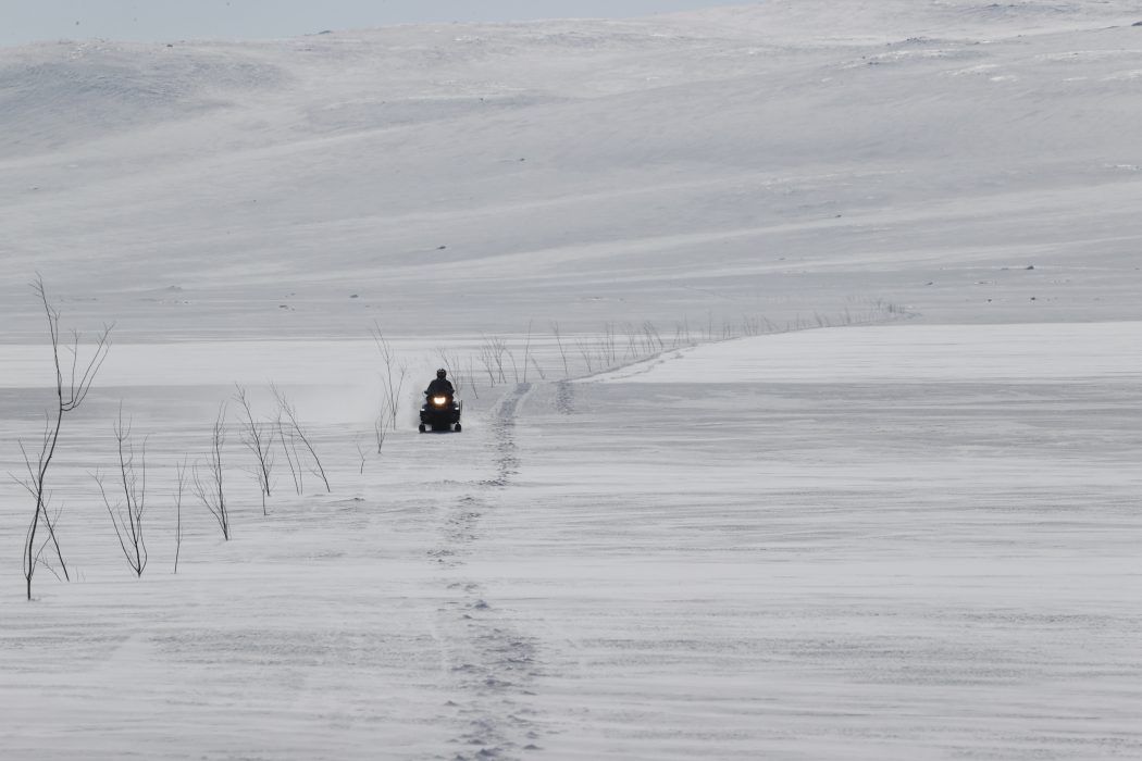 Snöskotrar får fortsätta att köra på samebyarna Gabna och Laevas renbetesmarker säsongen ut, enligt Kiruna kommun.