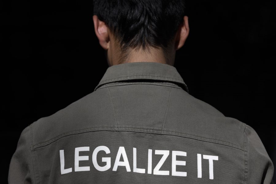 En man som förespråkar legalisering av cannabis i samband med en protest utanför Mexikos senat i huvudstaden den 31 december 2019.