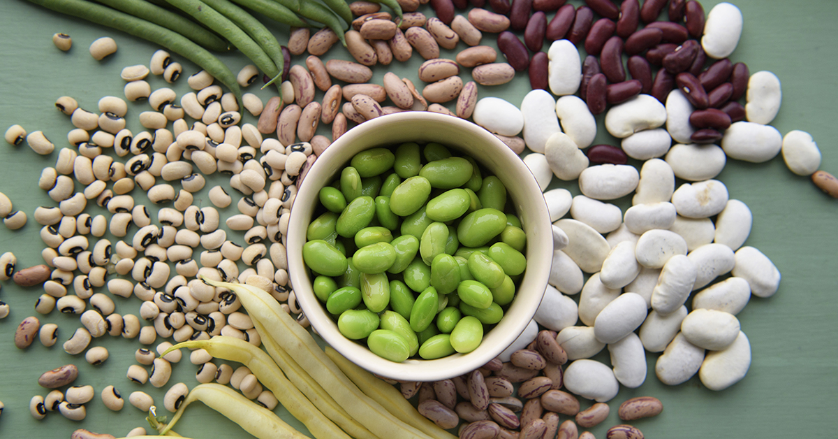 En välkomponerad kost med bönor, linser, spannmål, frukt och nötter går att kombinera med färdiga produkter som sojakorv och ärtköttbullar.