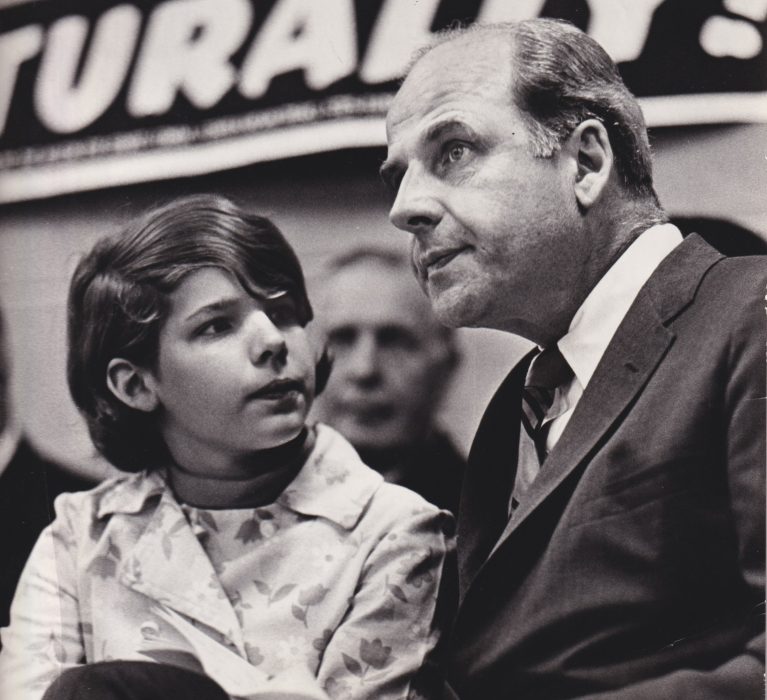 Tia Nelson, dotter till Gaylord Nelson till höger.