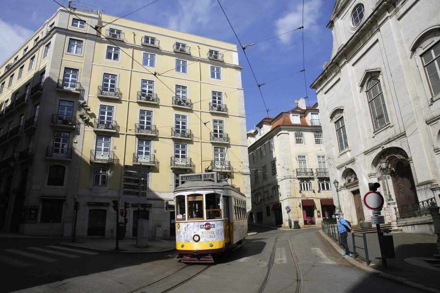 Öde på gatorna Portugals huvudstad Lissabon på grund av coronapandemin.