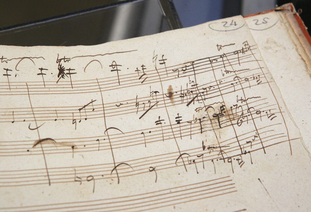 Den tekniska utvecklingen har gjort att den musik som Ludwig van Beethoven mödosamt en gång skrev ner kan nå vem som helst som är uppkopplad.