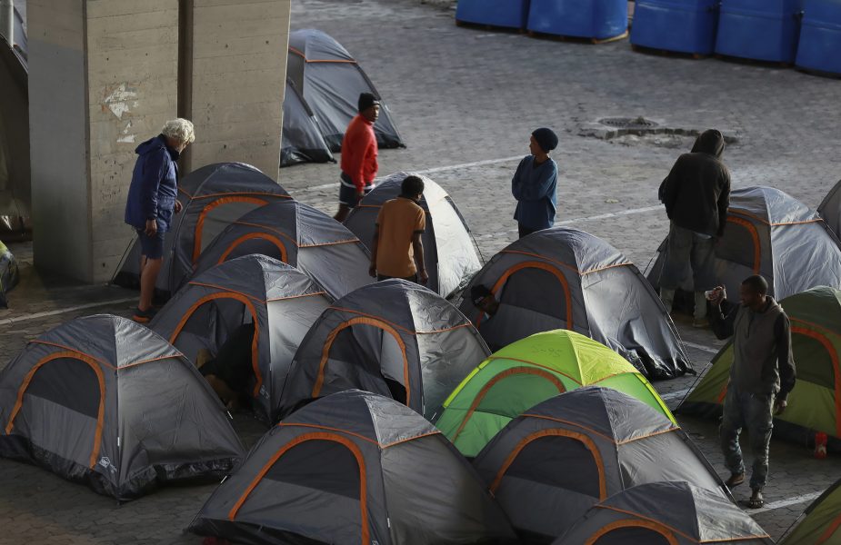 Kapstadens hemlösa har flyttats till tältläger.