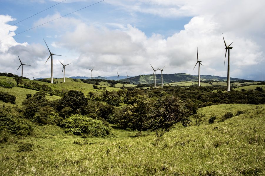 Vindkraftverk i Costa Rica, där elproduktionen kommer helt från förnybara energikällor.