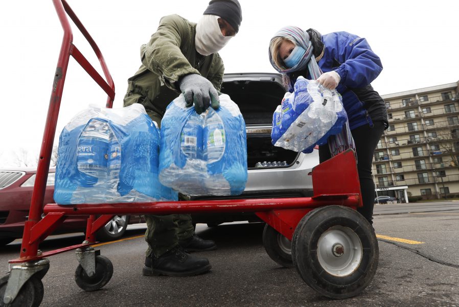 Vatten som donerats till ett soppkök i Detroit under corona-pandemin.