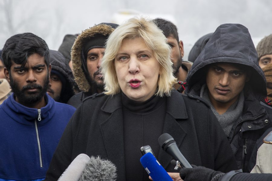 Dunja Mijatović i det hårt kritiserade och nu nedstängda flyktinglägret Vucjak i december 2019.
