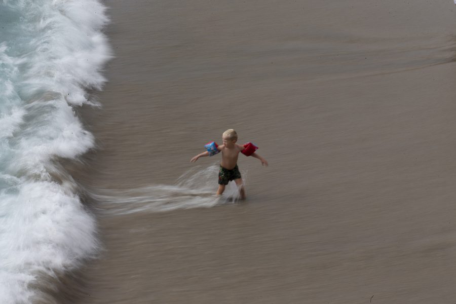Ett barn leker i vågorna på en strand i Spanien – dock inte i Zahara de los Atunes.