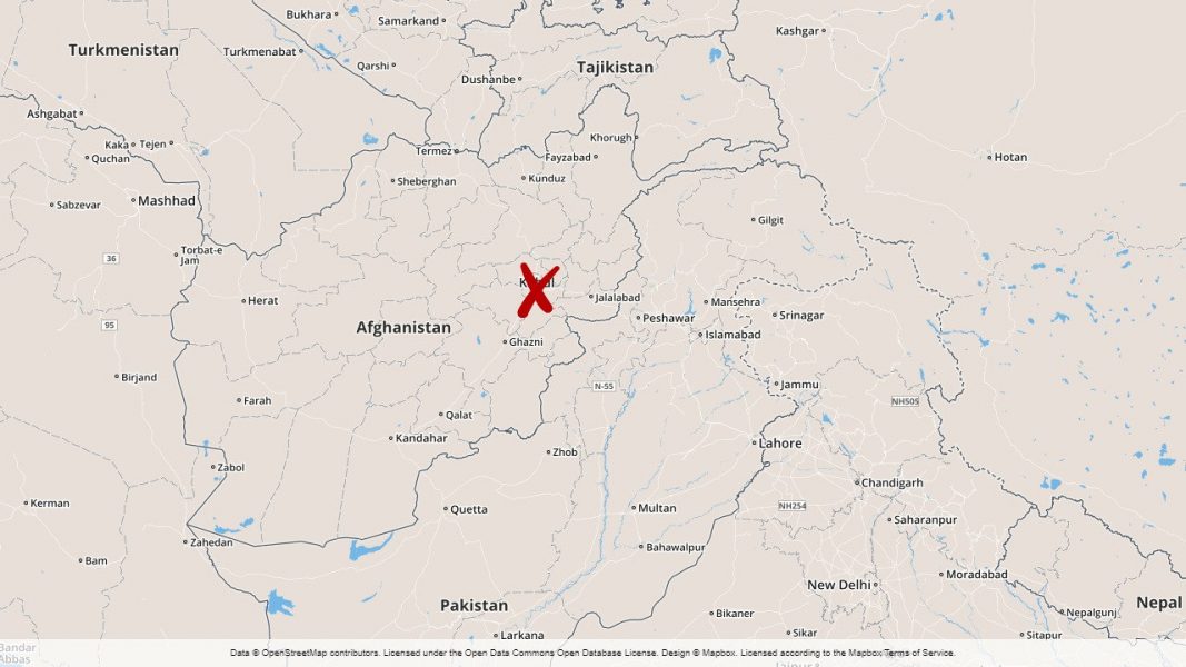 Tre människor har dödats i en självmordsattack utanför Afghanistans huvudstad Kabul.