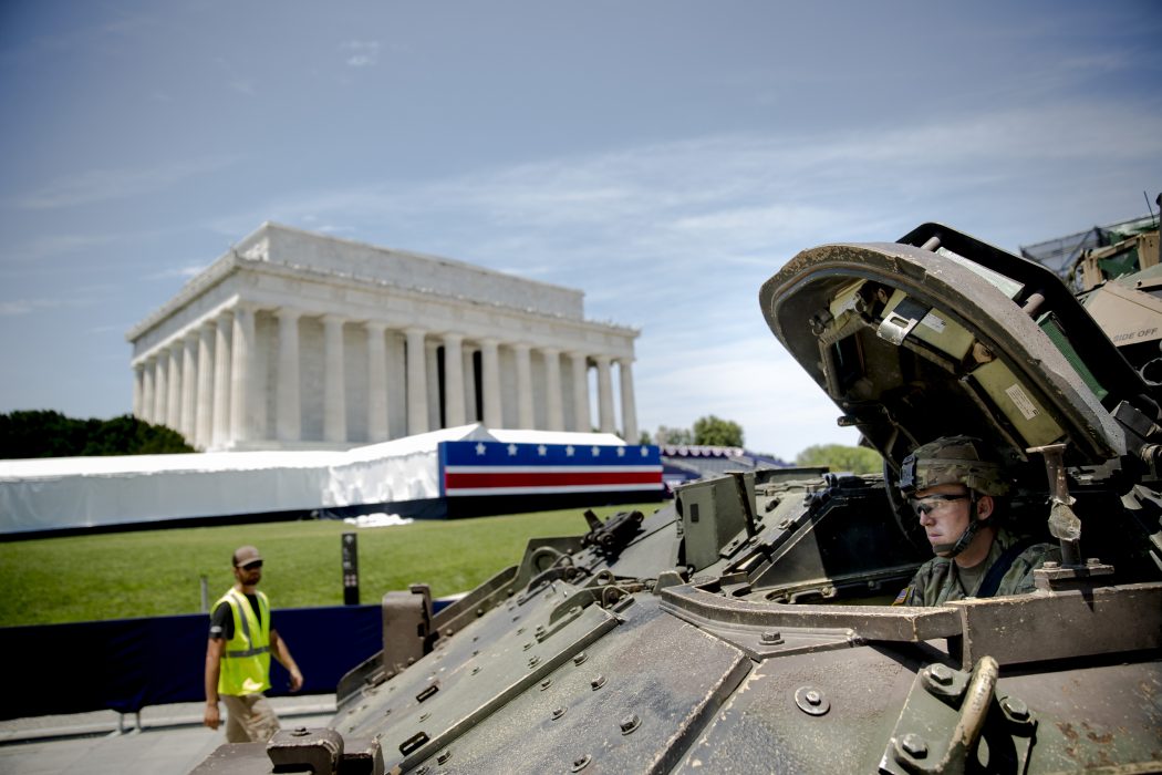 Amerikansk militär visar upp sig i Washington.