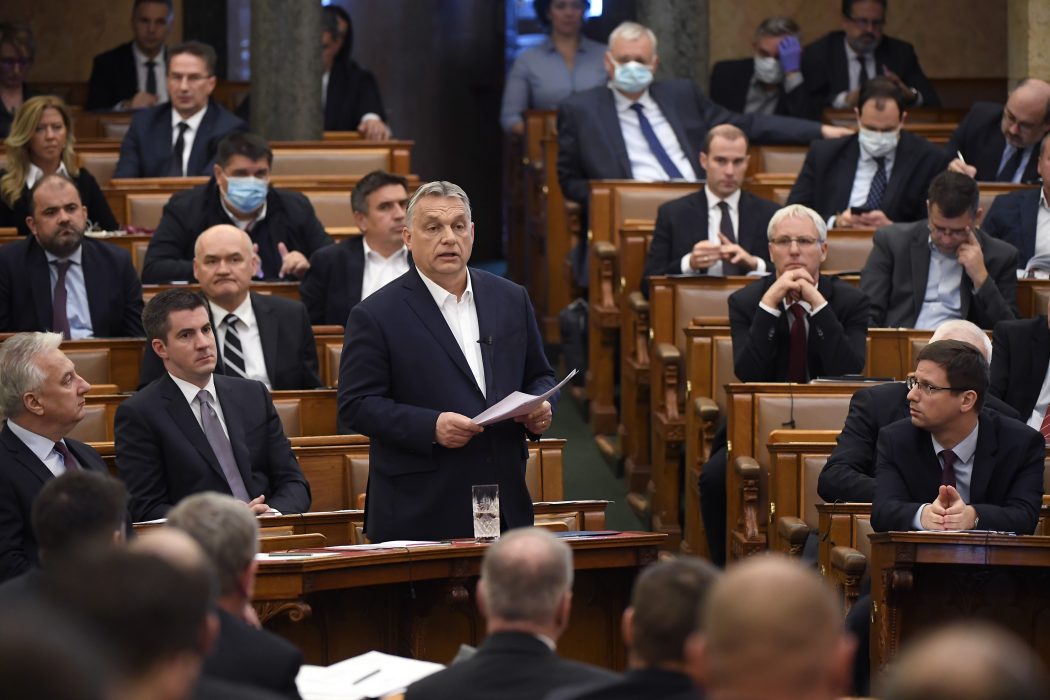 Lagförslaget, som innebär ett förbud mot ändring av juridiskt kön, kommer efter det ungerska parlamentet har gett premiärminister Viktor Orbán makten att styra med dekret under obegränsad tid för att bekämpa coronasmittan.