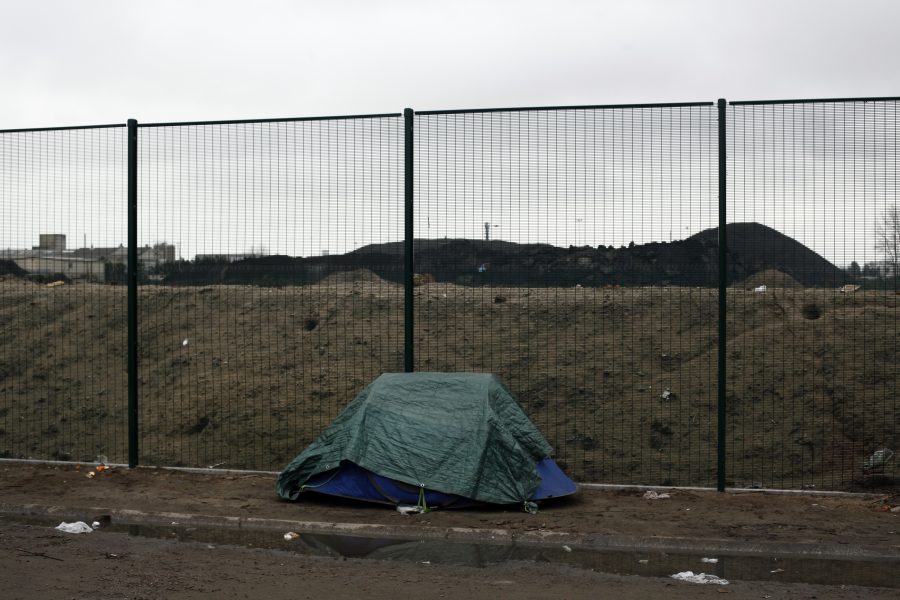 Polisvåld och vräkningar är vardag för flyktingar i Frankrike, inte minst i Calais.