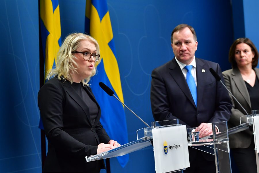 Socialminister Lena Hallengren, statsminister Stefan Löfven och vice statsminister Isabella Lövin vid en tidigare pressträff.