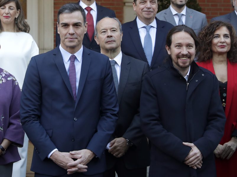 Spaninens premiärminister Pedro Sanchez (till vänster) tillsammans med Podemos ledare Pablo Iglesias.