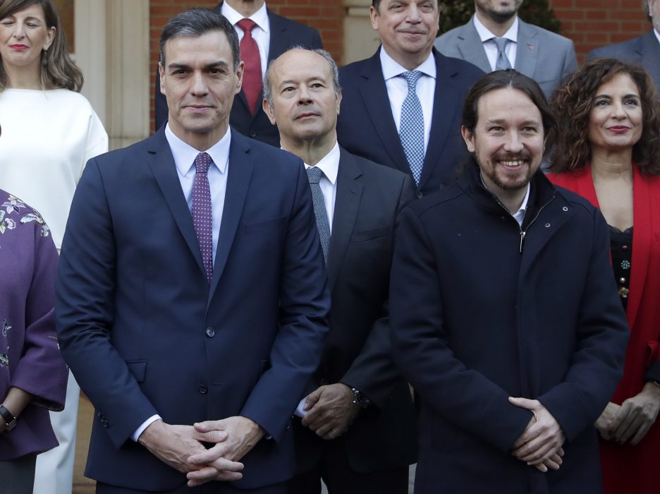 Spaninens premiärminister Pedro Sanchez (till vänster) tillsammans med Podemos ledare Pablo Iglesias.