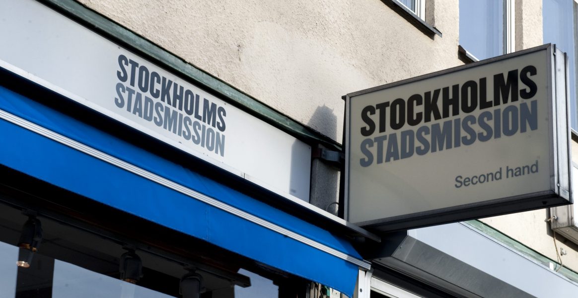 Stockholms stadsmission har ökat insatserna under coronakrisen, samtidigt som intäkterna från second handbutikerna rasat kraftigt.