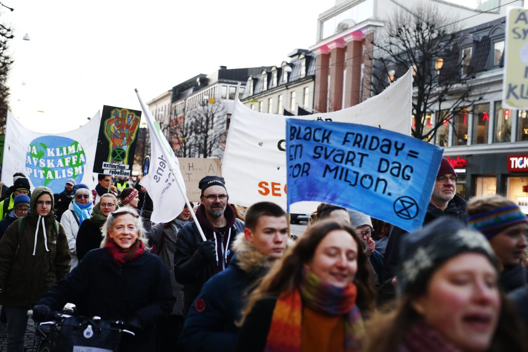 Att fysiska klimatdemonstrationer inte kan äga rum betyder inte att aktiviteten i miljörörelsen avstannar, menar Greenpeace.