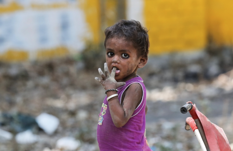 Ett hemlöst barn i Allahabad, Indien, det landet i världen med högst antal fattiga.