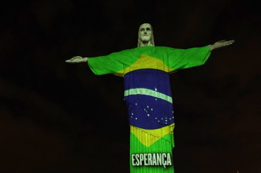 Den berömda Kristusstatyn i storstaden Rio de Janeiro i Brasilien lyses upp med olika motiv under coronakrisen i landet.